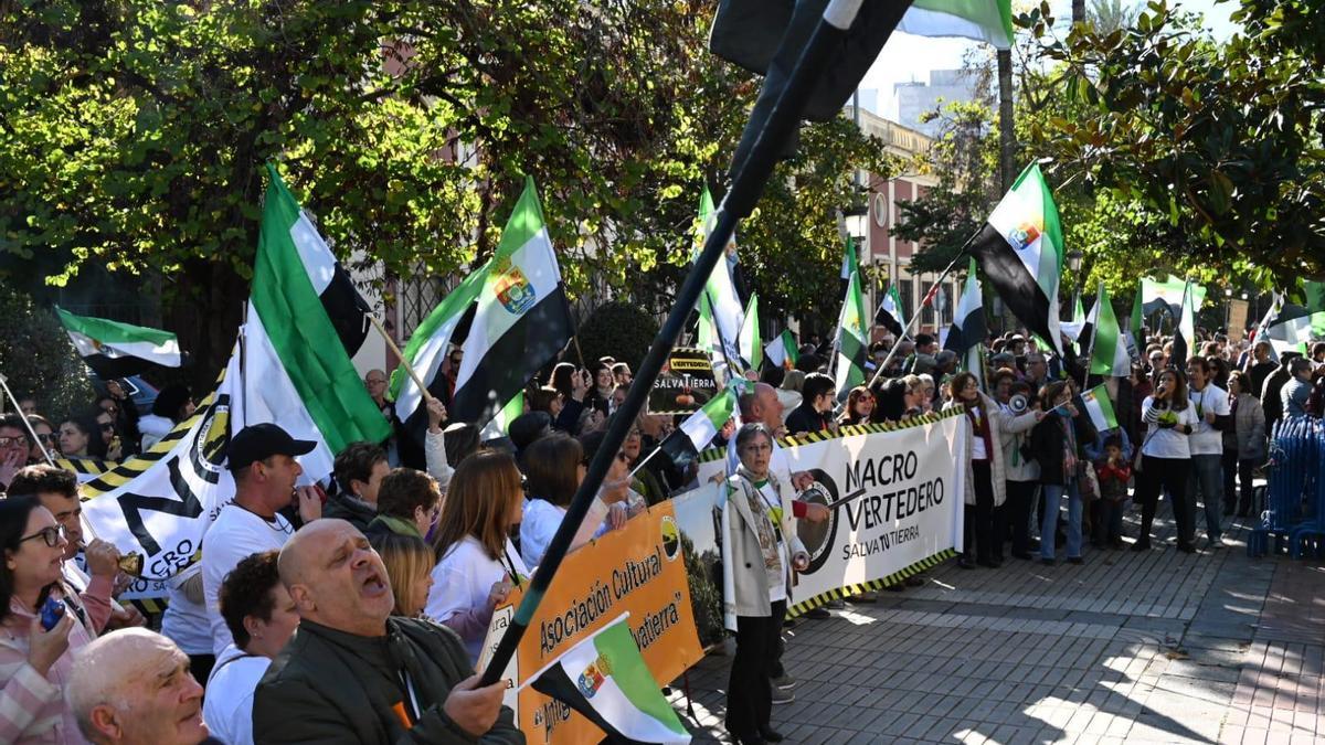 Participantes en la manifestación convocada por la Plataforma Salva Tu Tierra, en la avenida de Huelva de Badajoz.
