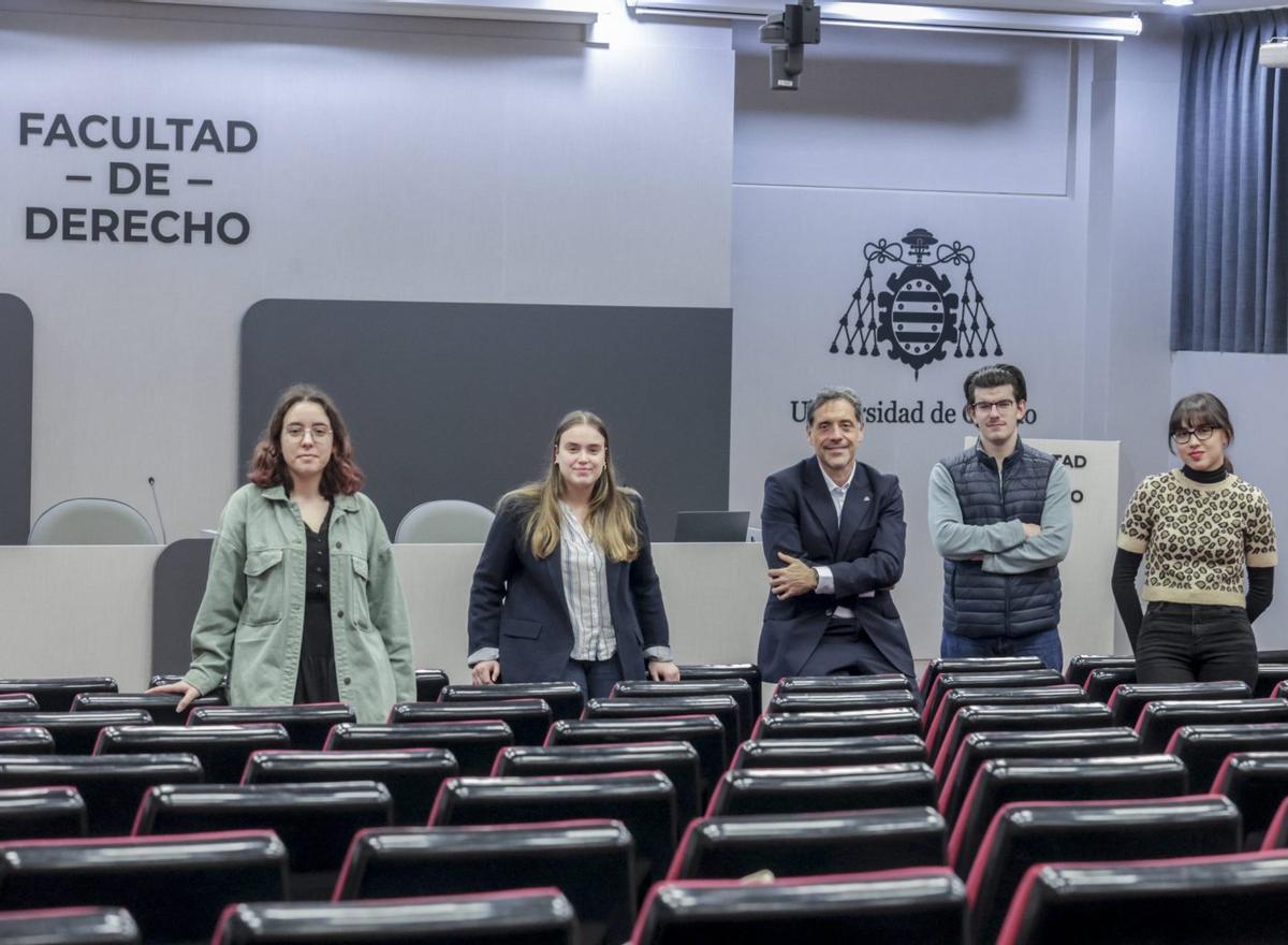 Por la izquierda, Lara González, Ana Cuervo, Javier Fernández Teruelo, Irvin Tapioles y Leyre Sánchez.  | IRMA COLLÍN