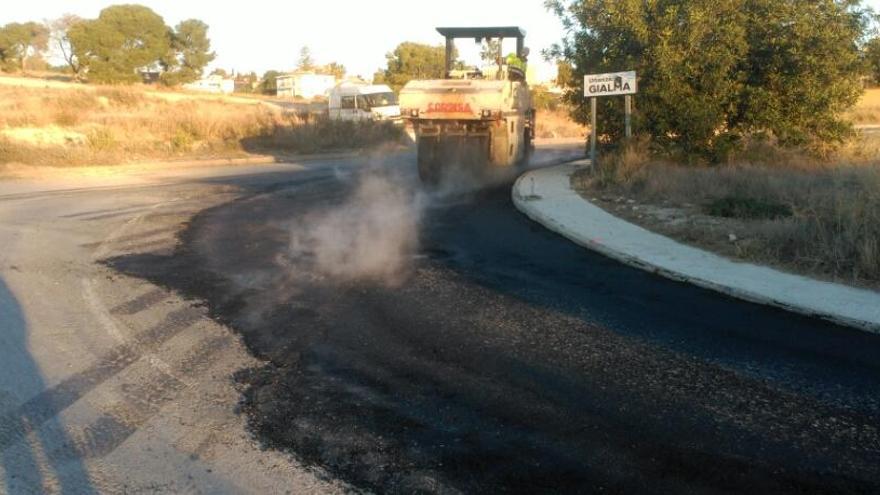 Trabajos de asfaltado en la calle Tabarca