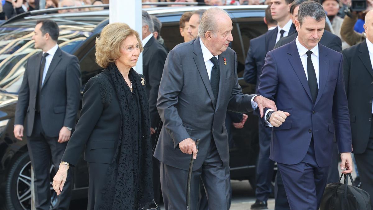 La reina Sofía y el rey Juan Carlos I llegando al funeral por el rey Constantino de Grecia en la Catedral Metropolitana de Atenas.