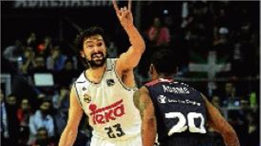 Sergi Llull marca la jugada, defensat per Adams, ahir a la semifinal