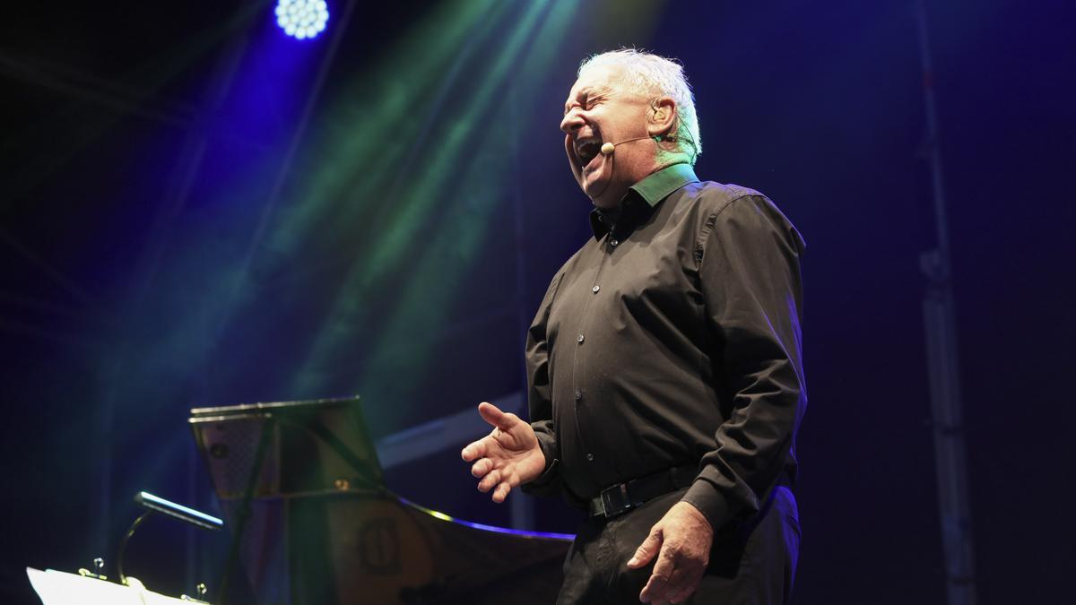 Víctor Manuel durante un concierto