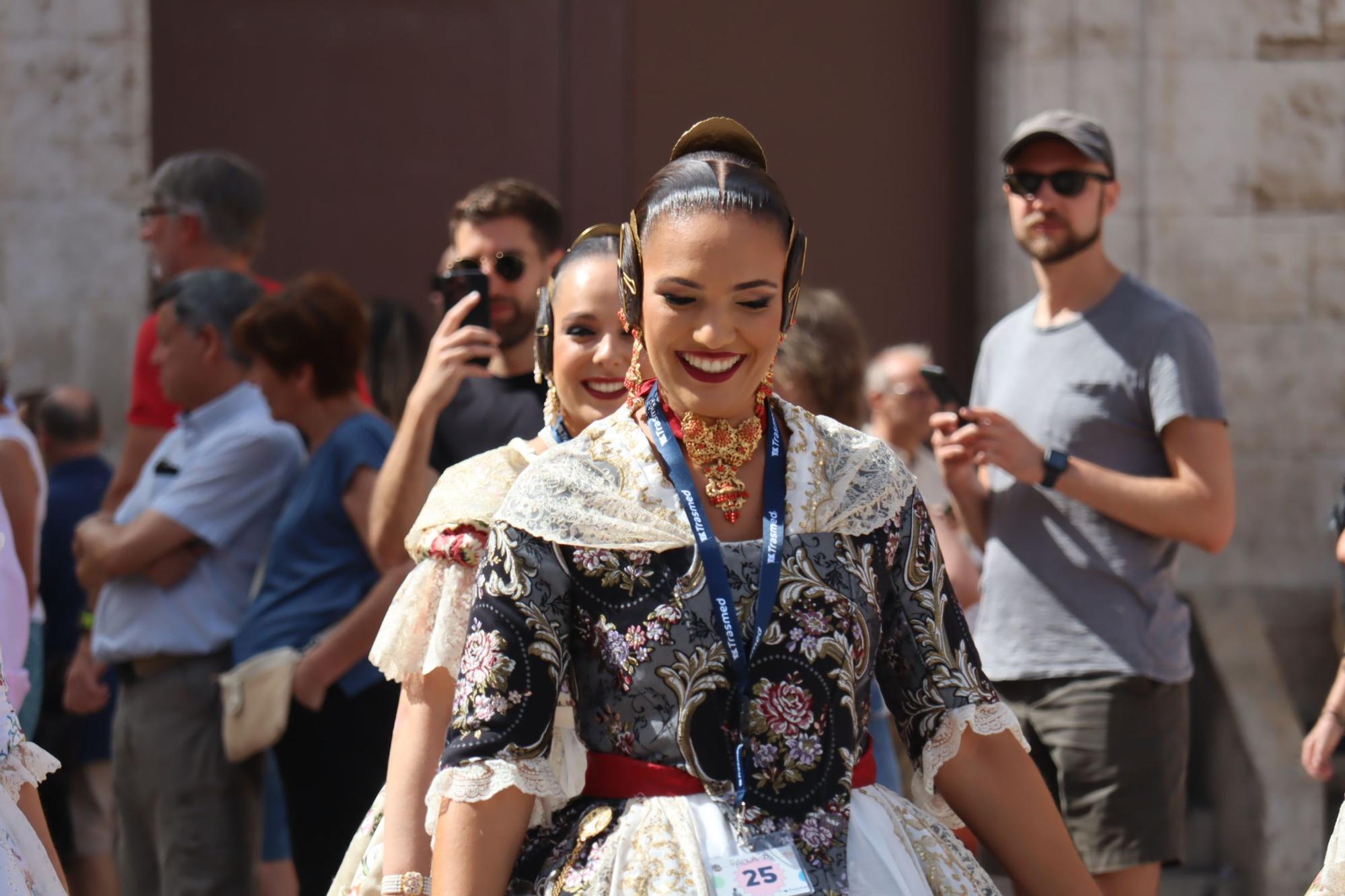 Baño de multitudes de las candidatas a Fallera Mayor de València 2025
