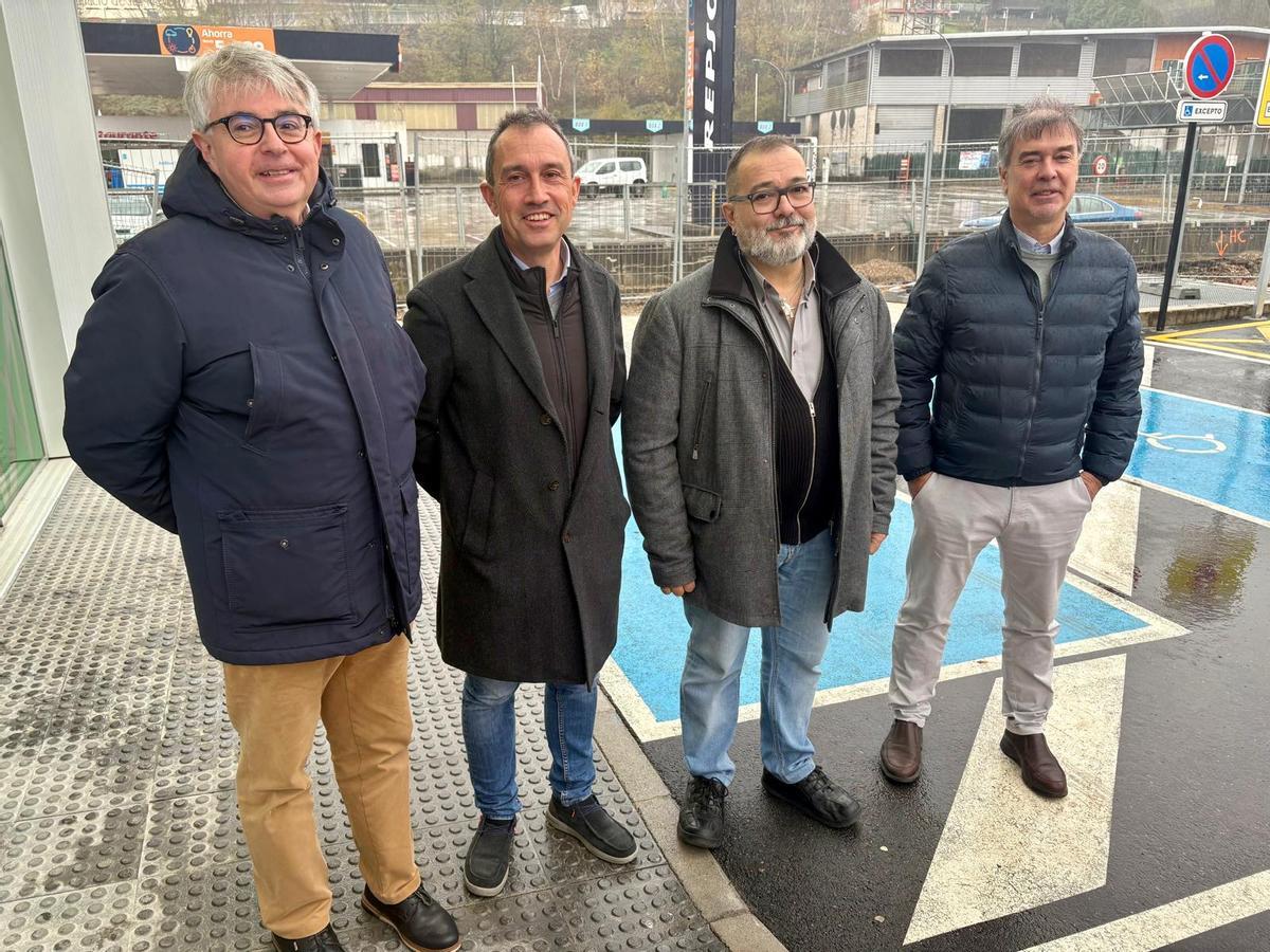De izquierda a derecha, Ignacio Ruiz Latierro, Ovidio Zapico, Roberto Marcos García y José Antonio Cases, concejal de Urbanismo de Langreo
