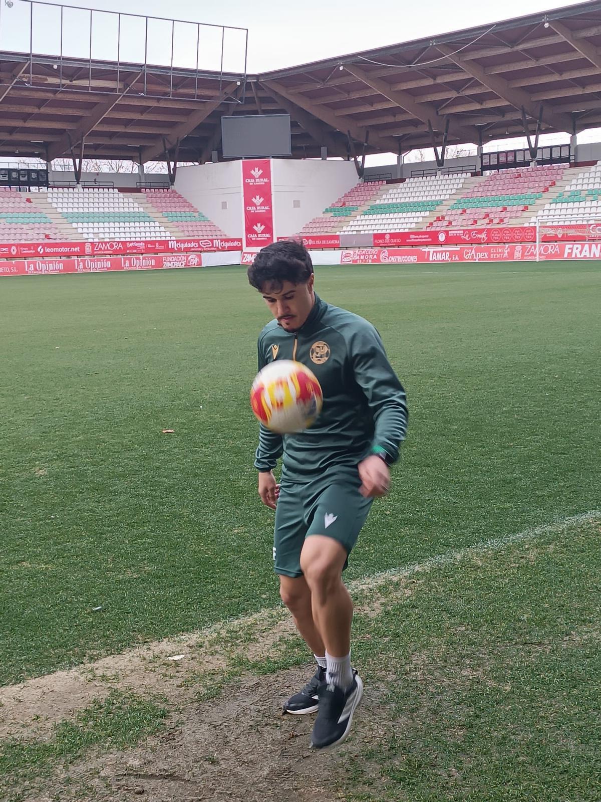 Abde Damar toca el balón en su presentación con el Zamora CF.