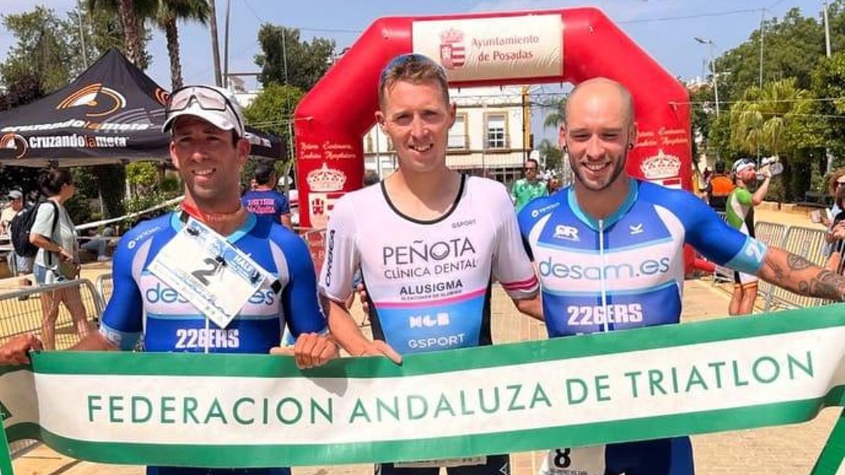 Sergio Ortiz, en el centro, tras proclamarse campeón del triatlón maleno en la media distancia.