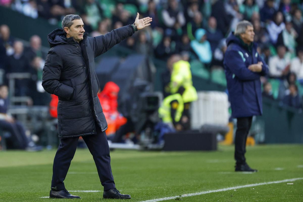 Ernesto Valverde y Manuel Pellegrini durante el partido de la Jornada 26 de LaLiga 2023-24 disputado en el Benito Villamarín.