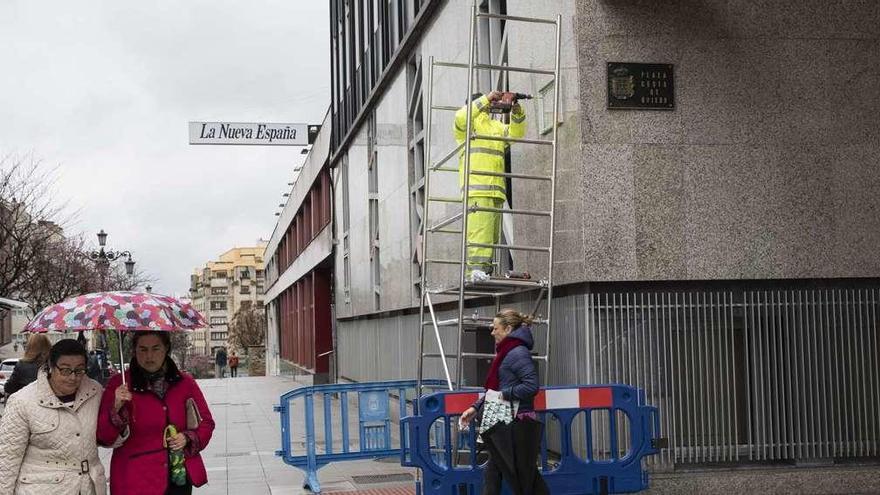 Los operarios municipales retiraron ayer las placas con los nombres de la antigua calle Calvo Sotelo y la plaza de La Gesta para colocar los marcos de los nuevos indicadores en los que figurarán Federico García Lorca y la plaza del Fresno. Los trabajadores llegaron a probar si los nuevos indicadores daban la medida sin llegar a descubrir la leyenda.