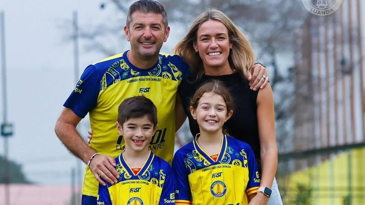 Franc Artiga y su familia durante su etapa en Angola