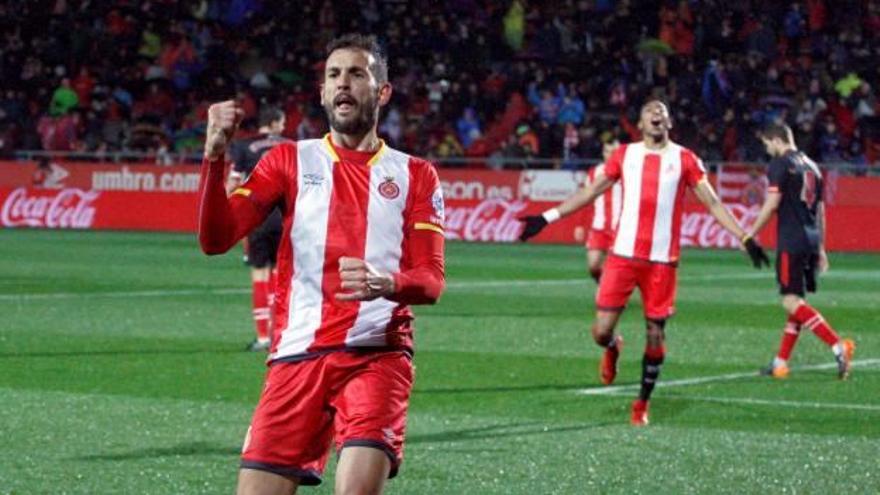 El davanter uruguaià celebra un dels dos gols que va marcar diumenge a Montilivi contra l&#039;Athletic Club.