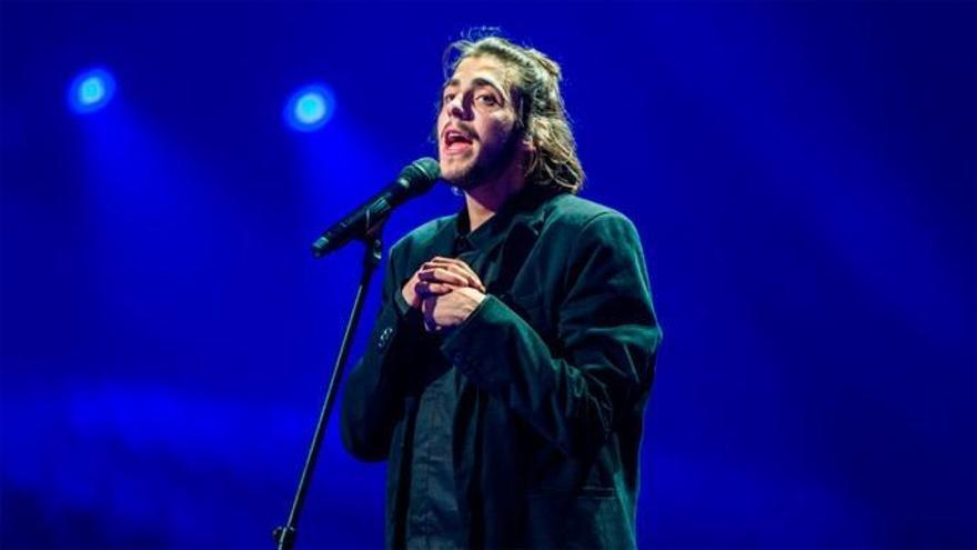 Salvador Sobral, enchufado a un corazón artificial