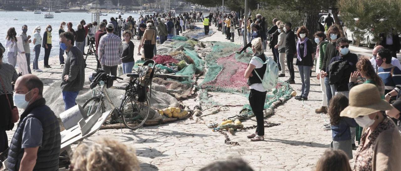 Una cadena humana de más de 800 personas inundó el Moll de sa Duana de Portocolom, el pasado 3 de abril.