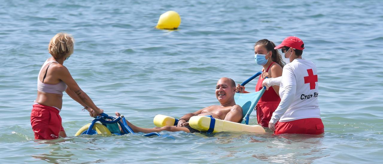 Atención por Cruz Roja a una persona con diversidad funcional en el mar, este verano