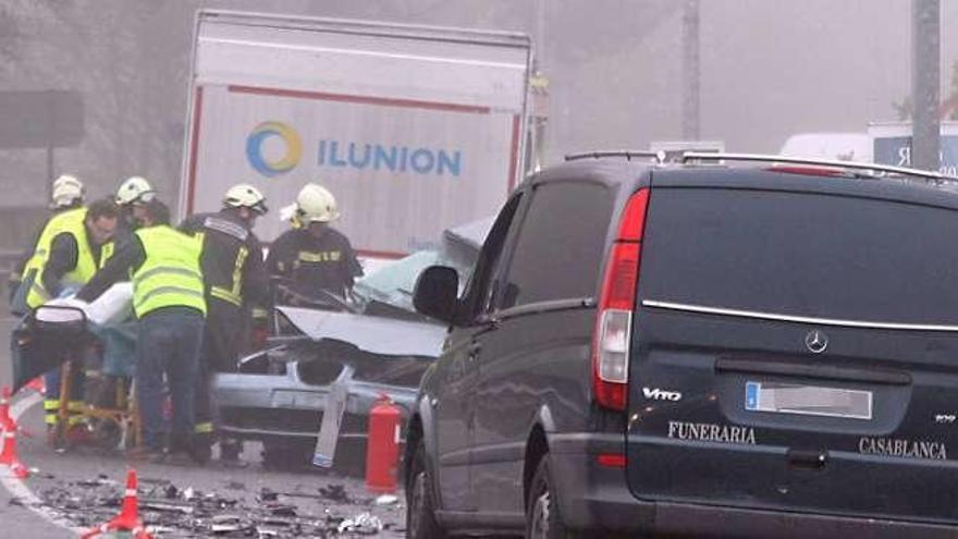 Los equipos de emergencias auxilian a la conductora, atrapada en su vehículo. //Bernabé/ J.C. Asorey