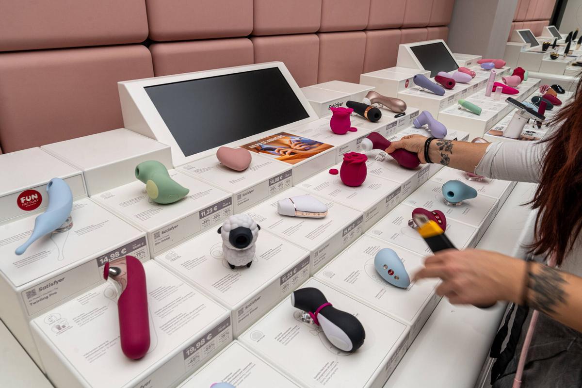 Barcelona 10/12/2026 Barcelona. Nueva tienda Satisfyer en Porta Ferrisa. AUTOR: MANU MITRU