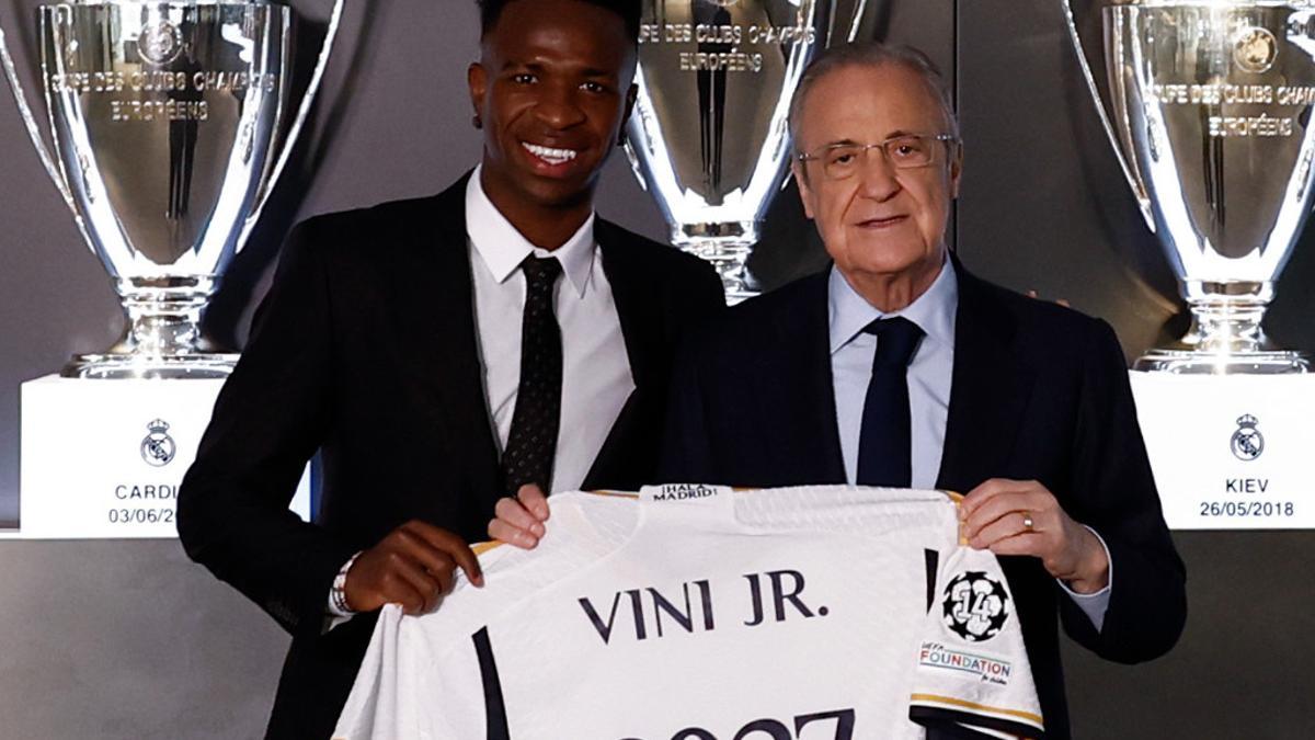 Vinicius Junior, junto a Florentino Pérez, en el anuncio de su renovación con el Real Madrid-