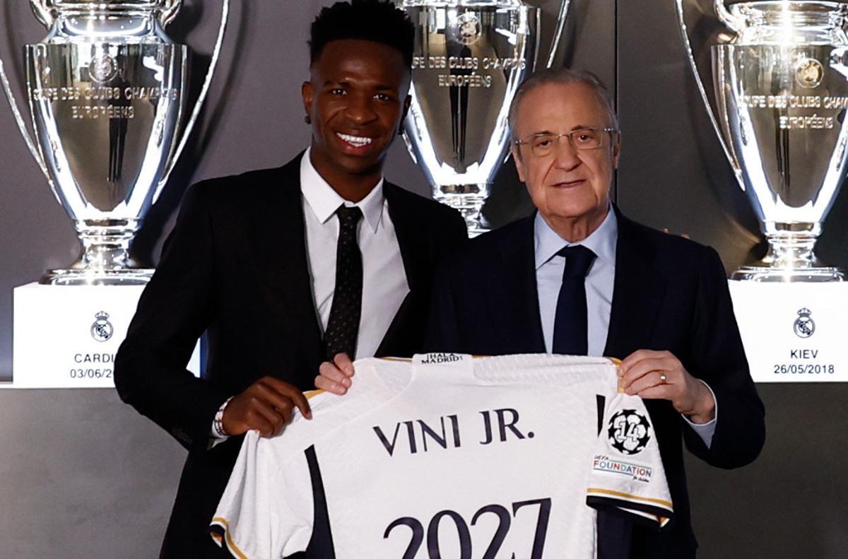 Vinicius Junior, junto a Florentino Pérez, en el anuncio de su renovación con el Real Madrid-