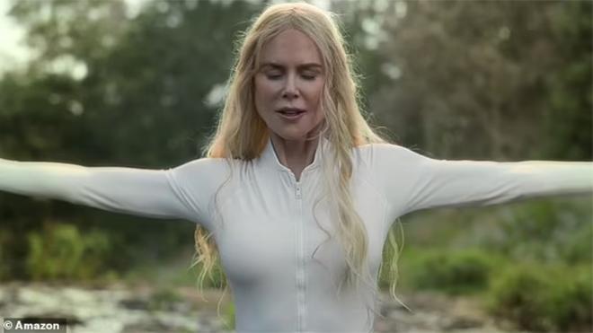 Nicole Kidman con bañador blanco de manga larga de Une Piece en la serie 'Nine Perfect Strangers'