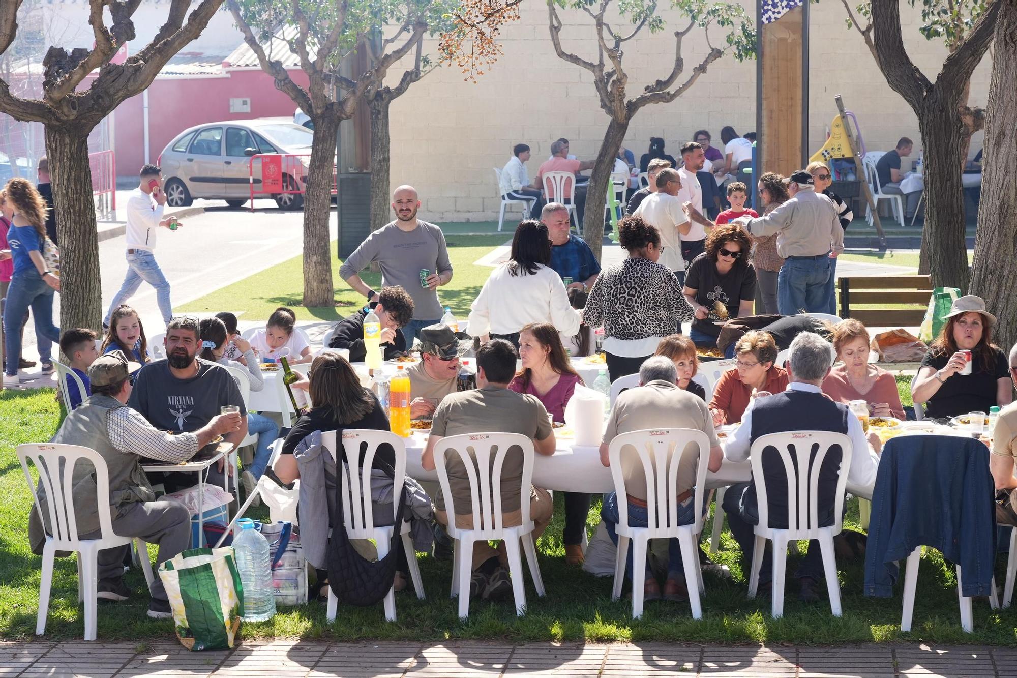 Las mejores imágenes de las multitudinarias paellas en un barrio de Vila-real