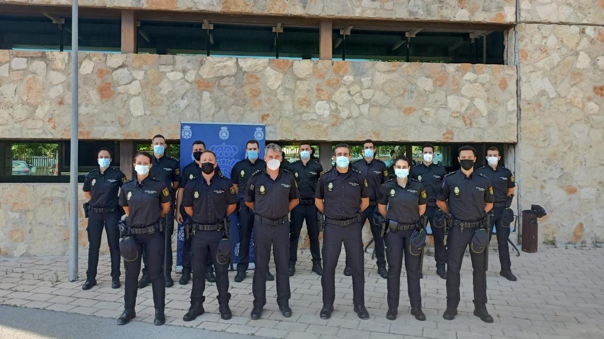 Los integrantes en prácticas de la Policía Nacional posan frente a la Comisaría de Ibiza