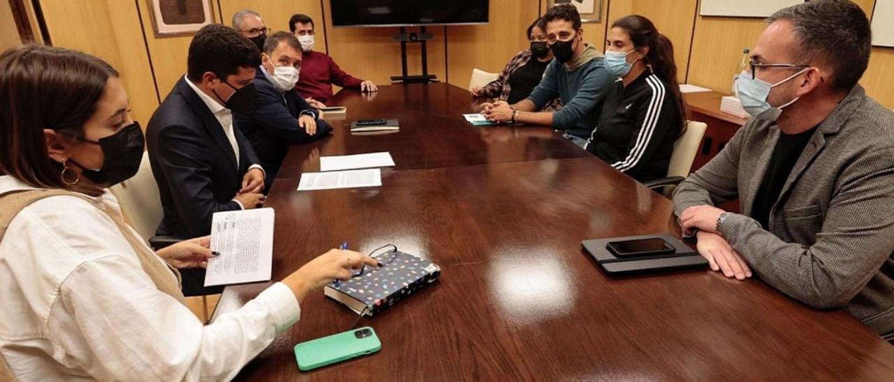 Reunión entre los representantes de Visocan, Ayuntamiento de Santa Cruz y la Plataforma de la Dignidad.