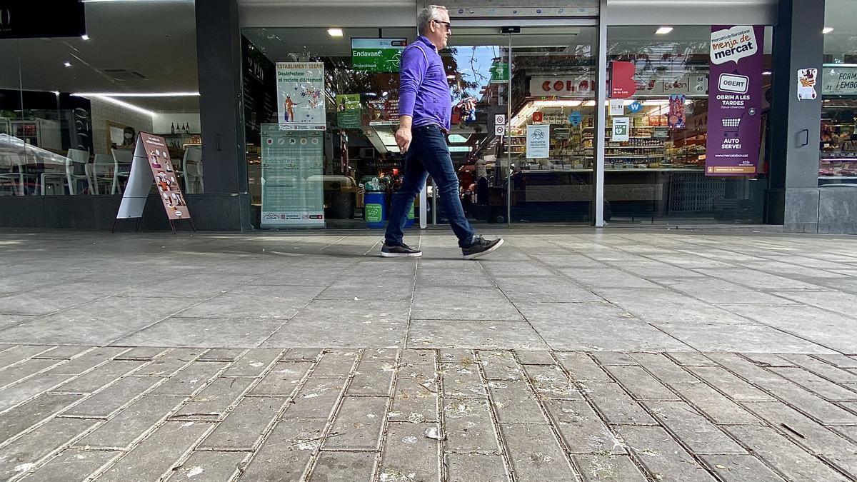 Cacas de paloma, en la entrada del mercado de Les Corts