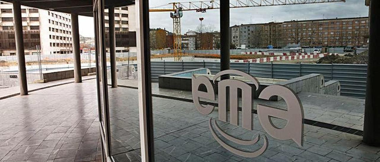 Edificio de la EMA, con el pozo de tormentas del Arbeyal en el reflejo.