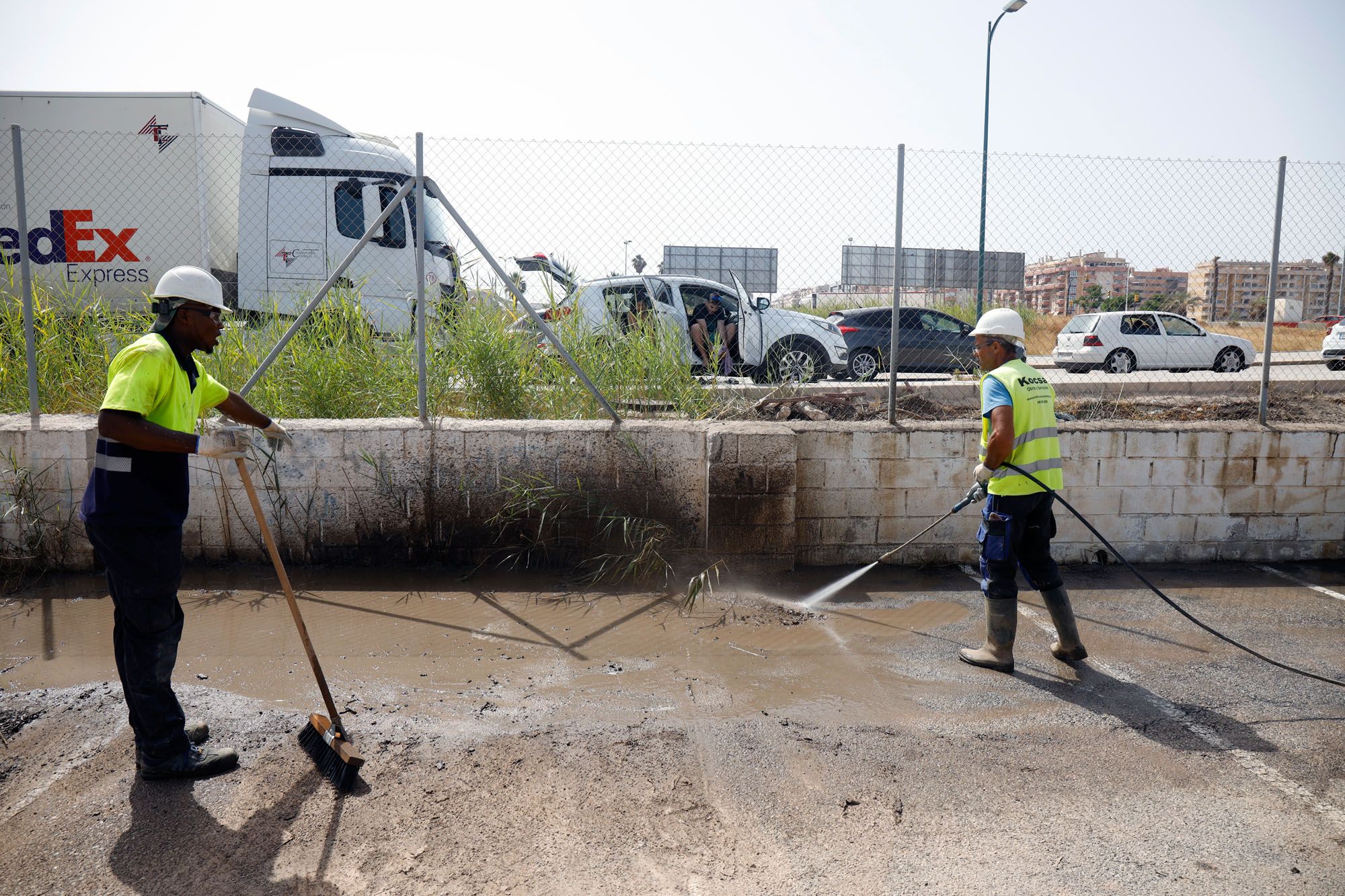 Trabajos de limpieza tras el vertido de aguas fecales en Sacaba Beach.