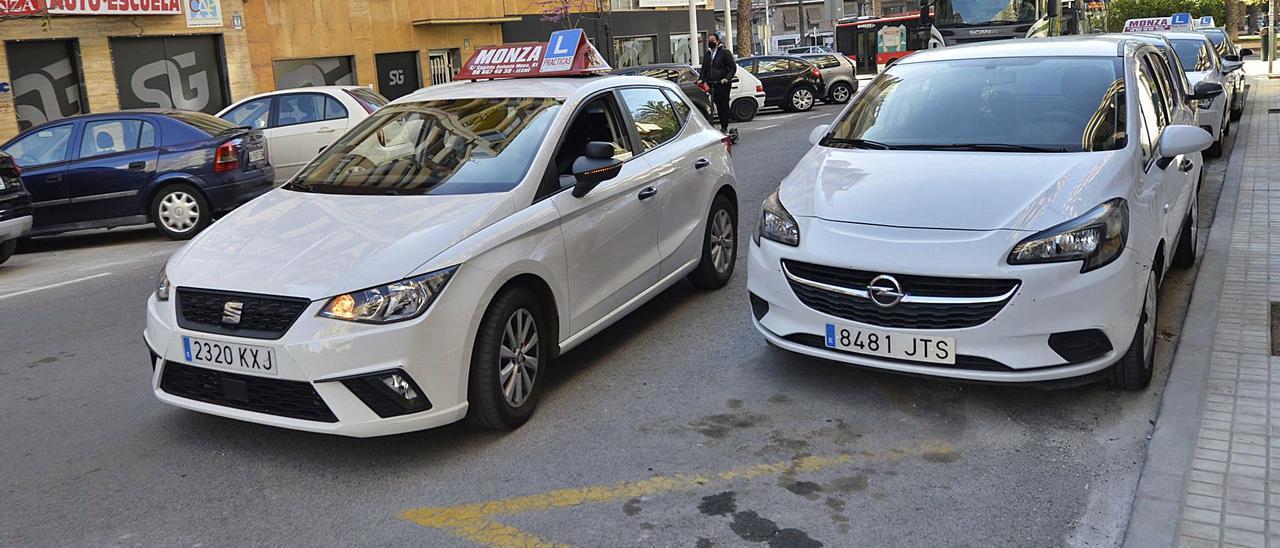 Un vehículo de autoescuela, en una calle de Elche mientras espera para comenzar una práctica con alumnos. | MATÍAS SEGARRA