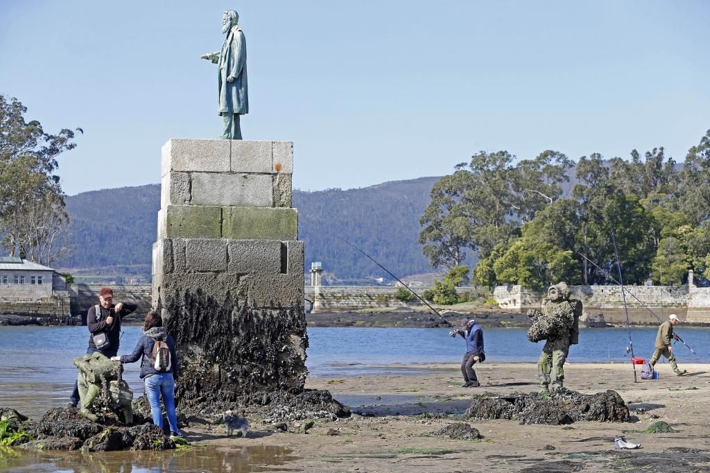 El conjunto escultórico en la playa de Cesantes que se descubre en su totalidad cuando baja la marea.