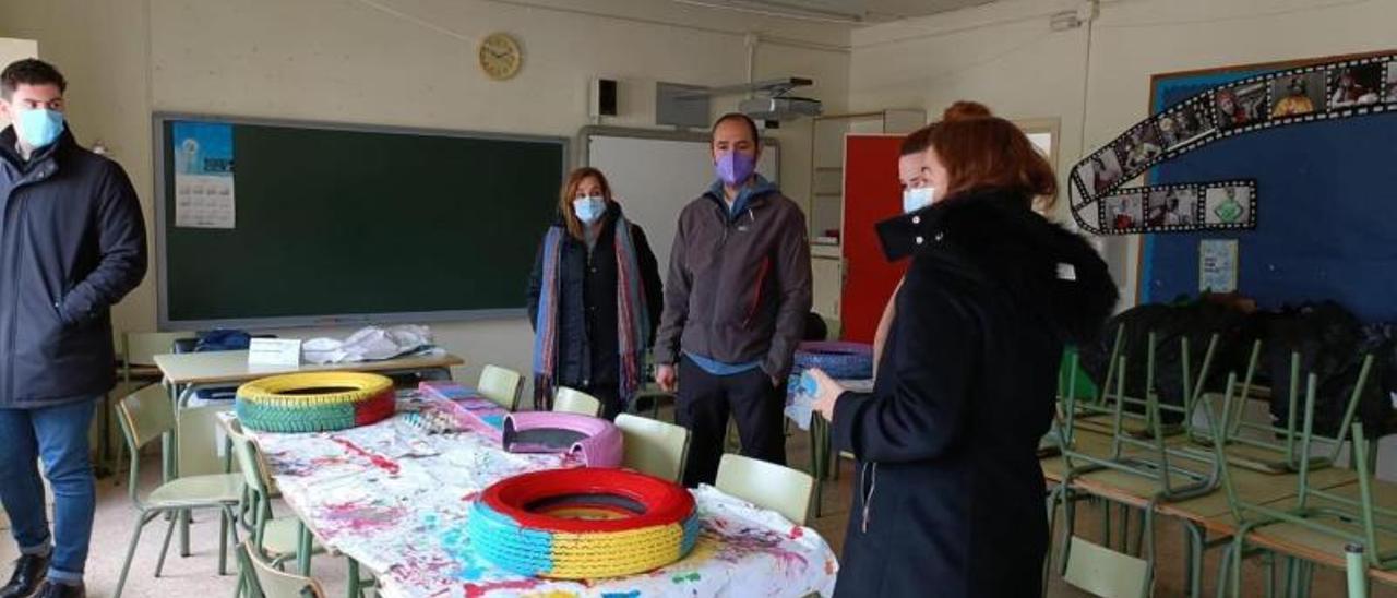 Técnicos y profesores enseñando las instalaciones del colegio Azorín recientemente.  | INFORMACIÓN