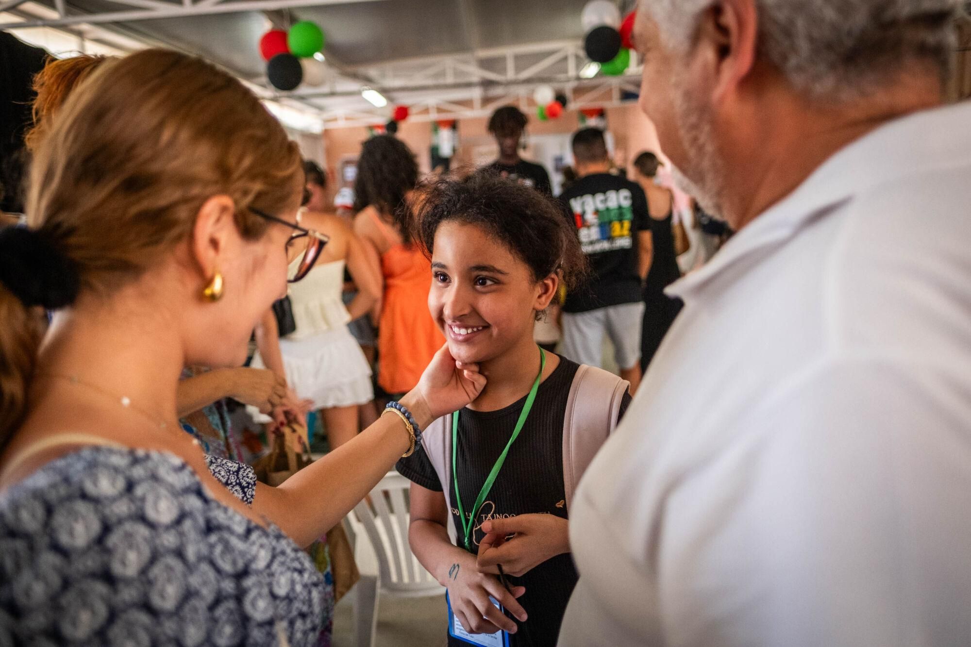 Recepción de los niños de los campamentos saharauis del programa Vacaciones en paz por sus familias de acogida