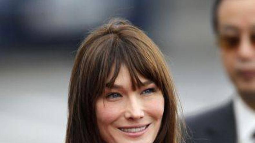 Carla Bruni ingresa en una clínica de París para dar a luz