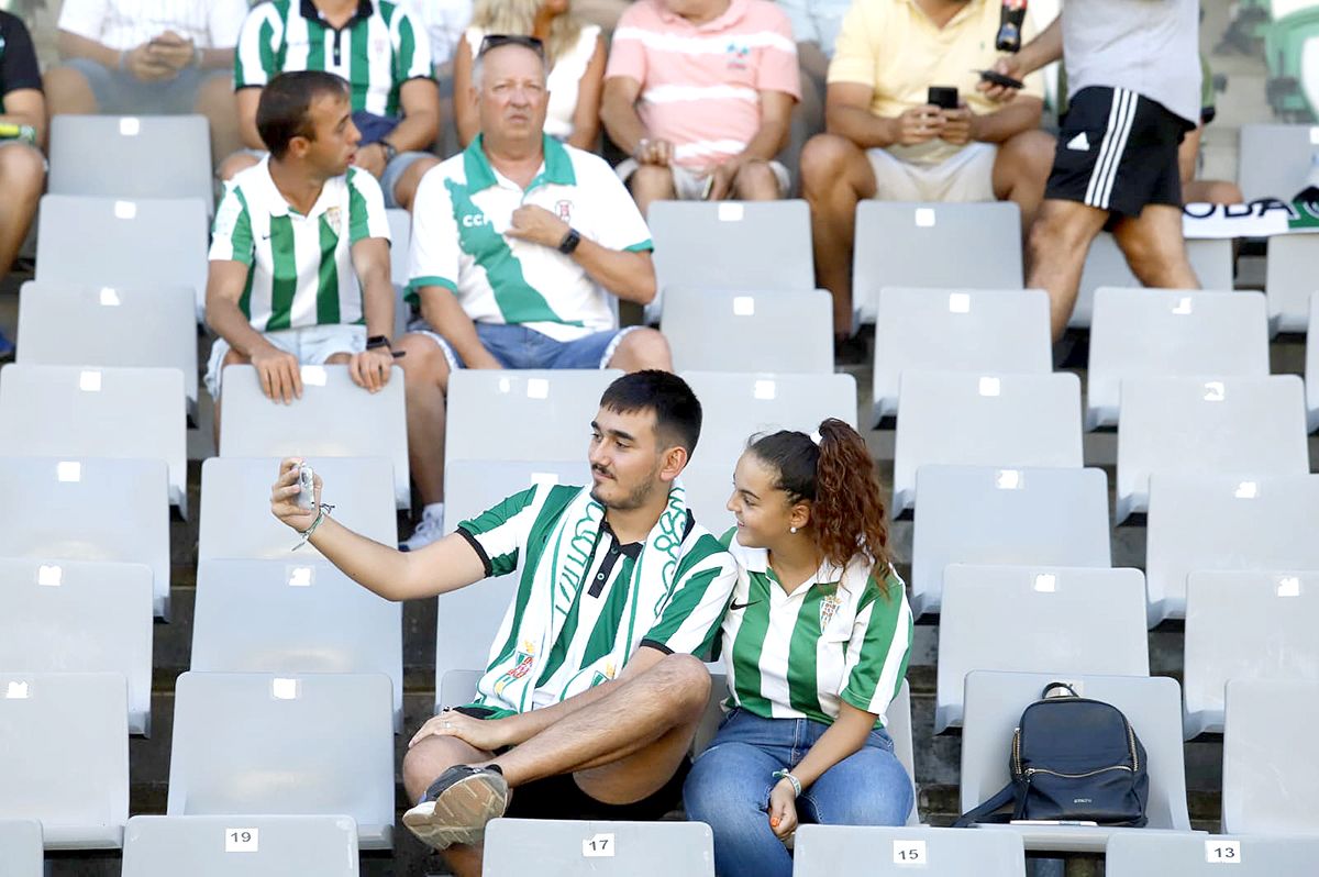 Las imágenes de la afición del Córdoba CF - Fuenlabrada