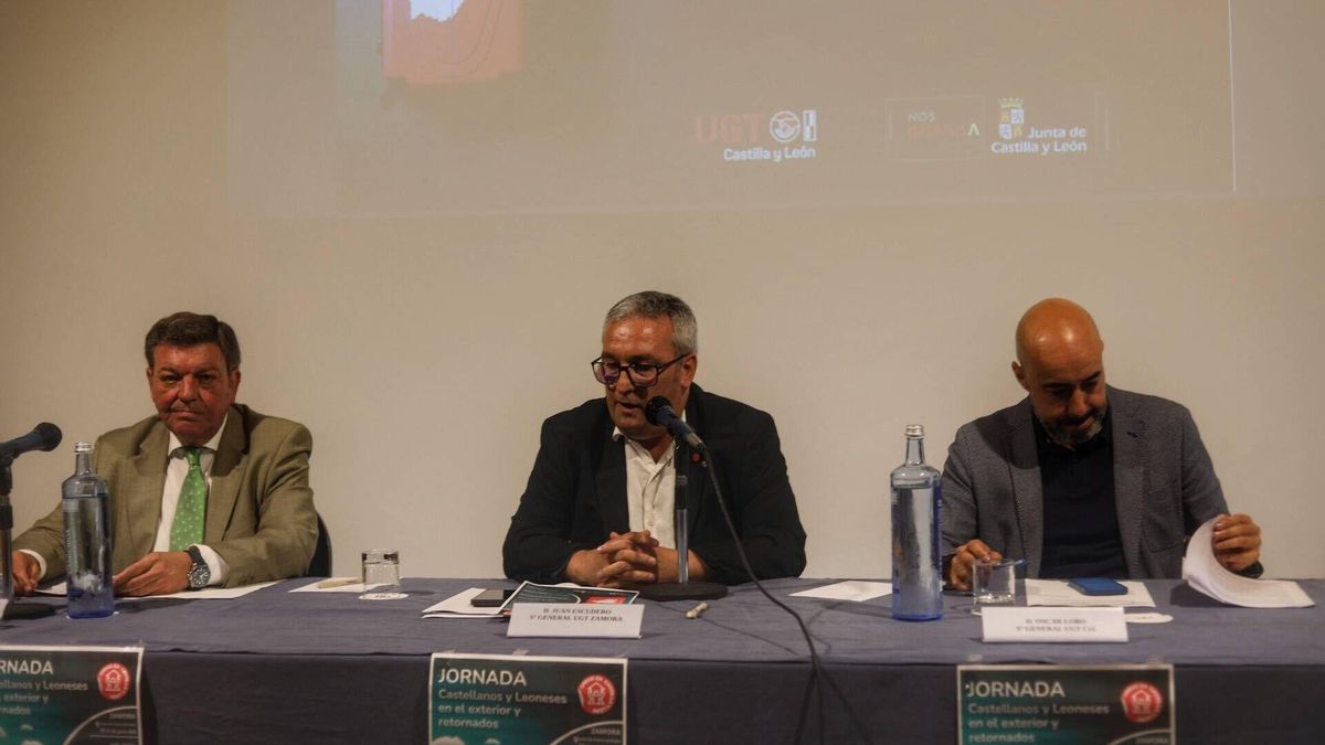El consejero de la Presidencia, Luis Miguel González; el secretario general de UGT en Zamora, Juan Escudero; y el secretario general de UGT en Castilla y León, Óscar Mario Lobo