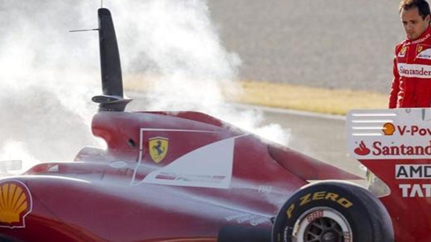 Massa contempla el humo que sale de su Ferrari.