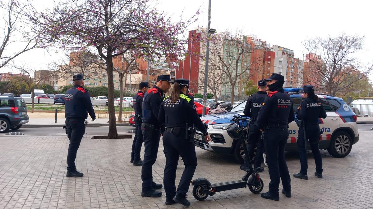 Imagen de una operación de Mossos y Urbana en L'Hospitalet