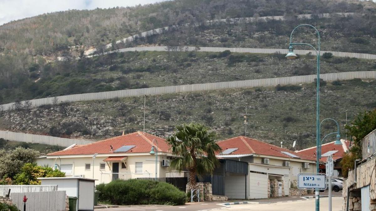 Vista del muro fronterizo entre Israel y Líbano desde la localidad israelí de Shlomi.