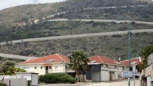 Vista del muro fronterizo entre Israel y Líbano desde la localidad israelí de Shlomi.