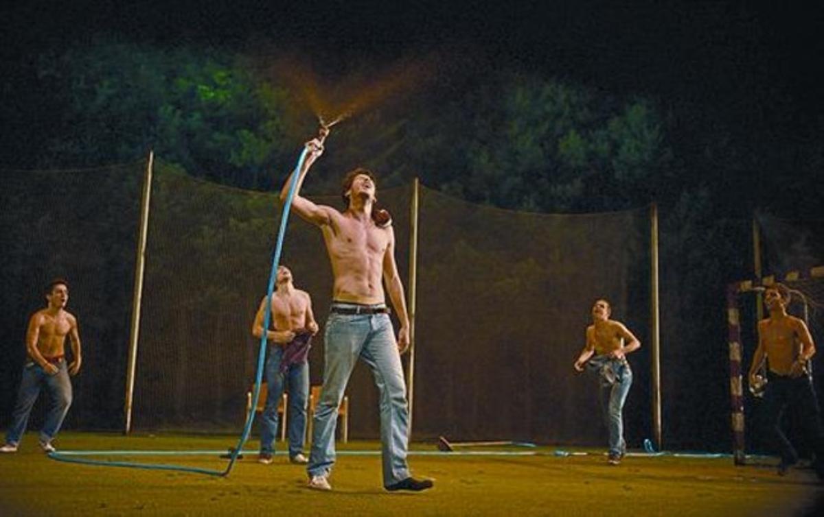 Els joves actors d’’Els nostres tigres beuen llet’, al camp de futbol de l’obra d’Albert Espinosa. Els joves actors d’’Els nostres tigres beuen llet’, al camp de futbol de l’obra d’Albert Espinosa.