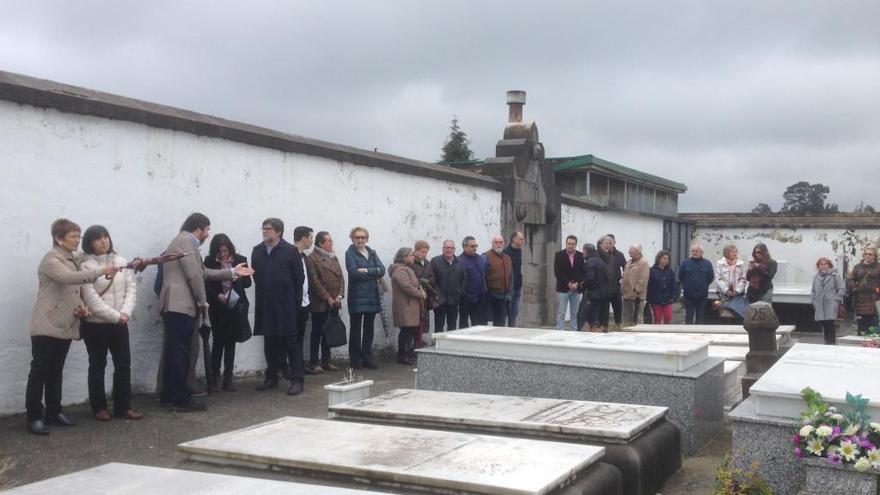 Asistentes a la presentación del muro de la memoria en el cementerio de La Carriona