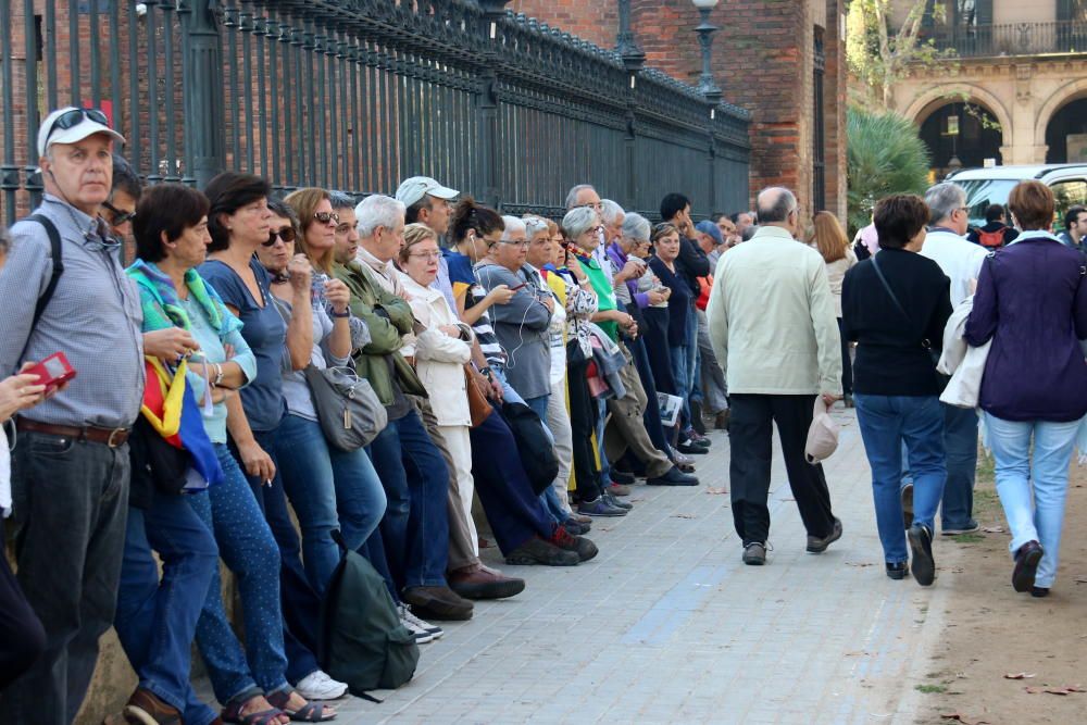 Centenars de persones es concentren als voltants del Parlament