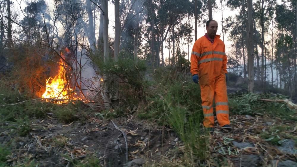 Incendios en Galicia | El fuego de Porto do Son arrasa el monte de A Curota