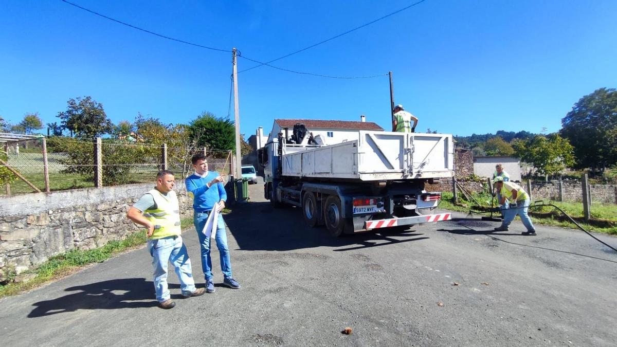 El alcalde Gonzalo Louzao supervisa los trabajos de asfaltado en una vía rural.