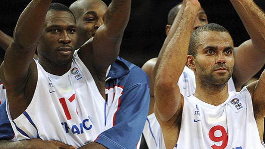 Los jugadores franceses celebran su victoria sobre Grecia