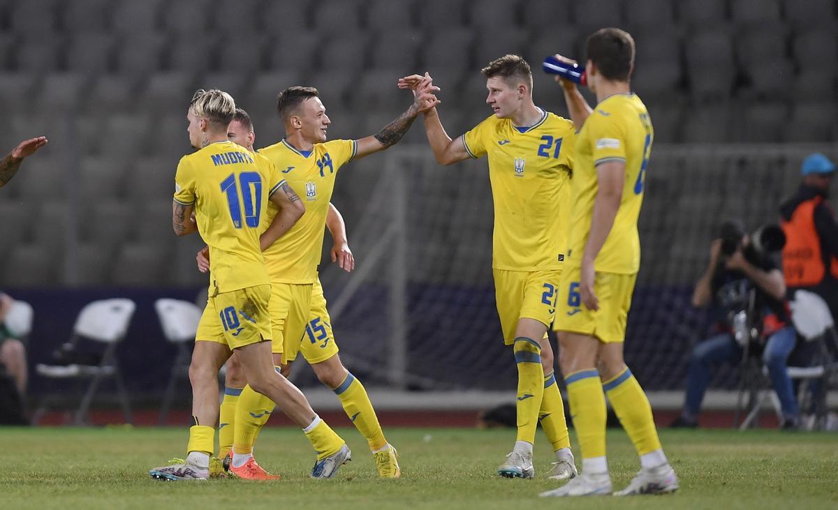 Los jugadores de Ucrania celebran un tanto contra Francia en los cuartos de final de la Eurocopa sub-21.