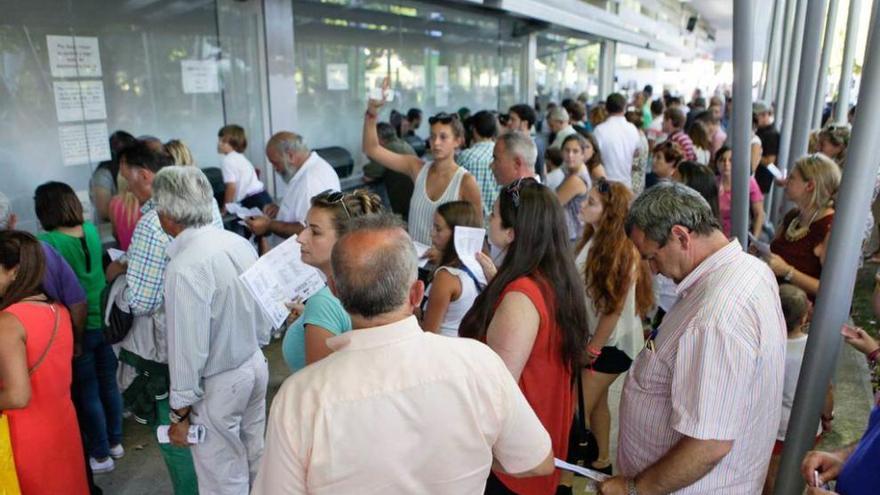 Ambiente en la zona de apuestas y en el área infantil, con los ponis.