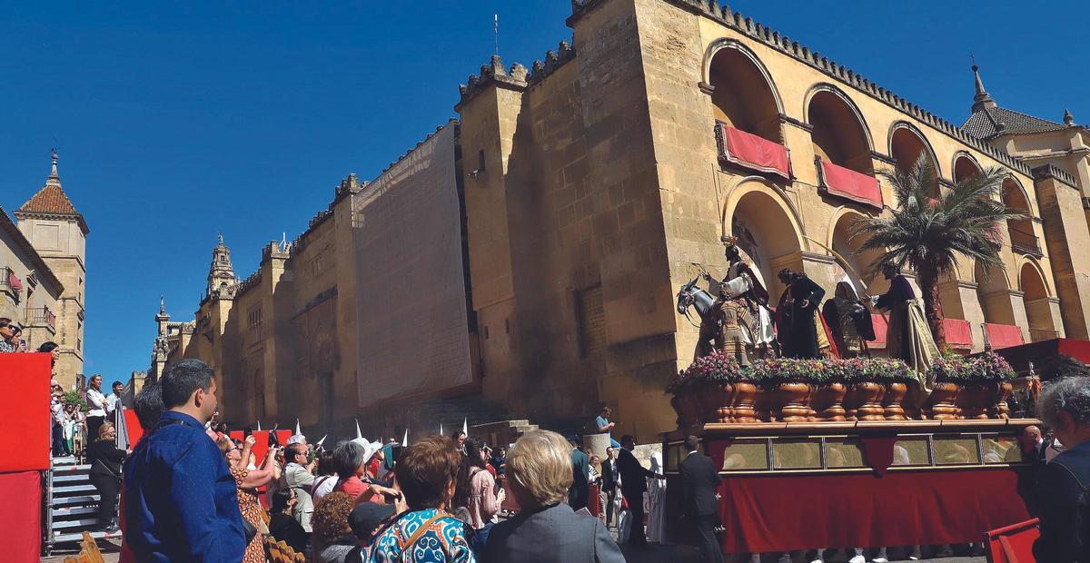 LA ENTRADA TRIUNFAL, JUNTO A LA MEZQUITA-CATEDRAL SERÁ ESTE AÑO LA PRIMERA PROCESIÓN EN ‘ESTRENAR’ EL TÍTULO DE FIESTA DE INTERÉS TURÍSTICO NACIONAL PARA LA SEMANA SANTA DE CÓRDOBA.