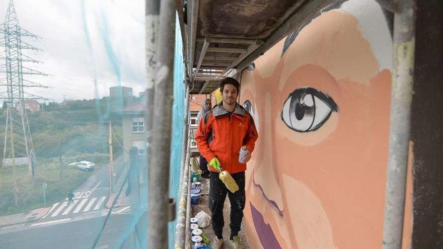 Bastián Prendes, durante la realización del mural en Santa Apolonia.