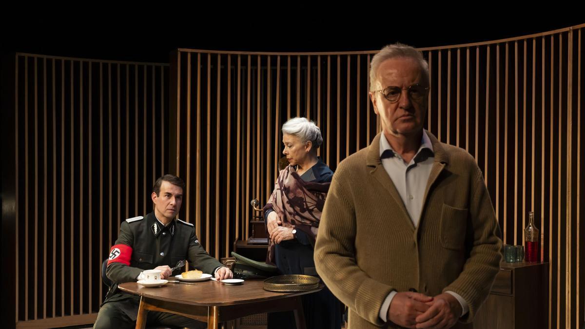 Carlos Hipólito, en la piel de Pau Casals, y detrás, Kiti Mánver, que da vida a la mujer del músico, y Daniel Muriel, que interpreta a un oficial nazi.